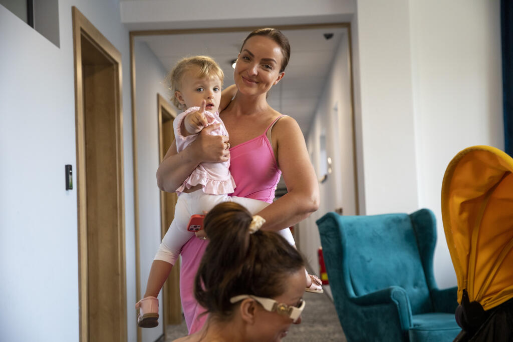 Na snímke sú Veronika Nízlová a Daniela Nízlová na zahájení letnej sezóny na termálnom kúpalisku Bešeňová.