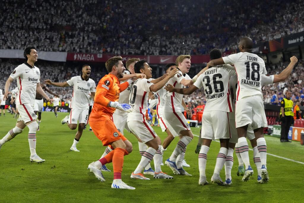 KK61 Sevilla - Na snímke futbalisti Eintrachtu Frankfurt sa tešia po víťaztve vo finálovom zápase Európskej ligy Eintracht Frankfurt - Glasgow Rangers 18. mája 2022 v Seville. Futbalisti Eintrachtu Frankfurt sa stali prvýkrát v histórii víťazmi Európskej ligy UEFA. V stredajšom finále v španielskej Seville zdolali Glasgow Rangers 5:4 v jedenástkovom rozstrele. V riadnom hracom čase sa duel skončil 1:1, v predĺžení gól nepadol. FOTO TASR/AP
Frankfurt players celebrate after winning the Europa Lea