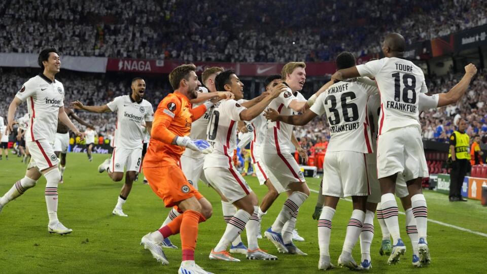KK61 Sevilla - Na snímke futbalisti Eintrachtu Frankfurt sa tešia po víťaztve vo finálovom zápase Európskej ligy Eintracht Frankfurt - Glasgow Rangers 18. mája 2022 v Seville. Futbalisti Eintrachtu Frankfurt sa stali prvýkrát v histórii víťazmi Európskej ligy UEFA. V stredajšom finále v španielskej Seville zdolali Glasgow Rangers 5:4 v jedenástkovom rozstrele. V riadnom hracom čase sa duel skončil 1:1, v predĺžení gól nepadol. FOTO TASR/AP
Frankfurt players celebrate after winning the Europa Lea