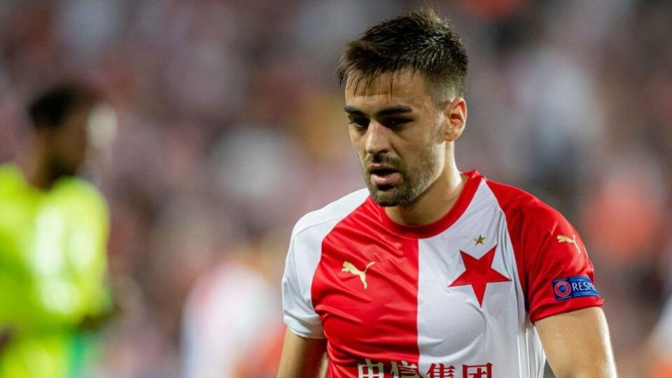 Český futbalový majster Slavia Praha sa bude musieť šesť až osem mesiacov zaobísť bez stopéra Davida Hovorku, ktorý si roztrhol krížny väz.