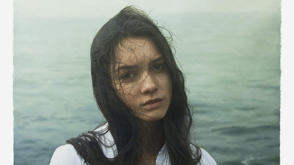 Asi sa budete čudovať, ale nepozeráte sa na fotografie. Yigal Ozeri je izraelský maliar žijúci v New Yorku a veľmi presvedčivo na svoje plátna zachytáva ženskú krásu, silu, dôstojnosť, nežnosť a osobnosť.