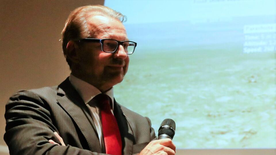 KK5 Rím - Na archívnej snímke z 19. októbra 2016 Josef Aschbacher počas tlačovej konferencie v Ríme. Rakúsky vedec Josef Aschbacher sa stane novým generálnym riaditeľom Európskej vesmírnej agentúry (ESA). Na štvorročné funkčné obdobie ho zvolili 17. decembra 2020 na zasadnutí rady tejto medzivládnej organizácie v jej sídle v Paríži. FOTO TASR/AP
FILE - In this Friday, Oct. 19, 2016 file photo Josef Aschbacher attends a press conference in Rome, Italy. The European Space Agency said Thursday tha