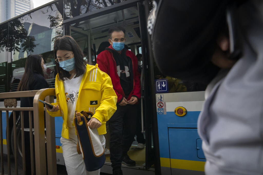 JB 24 Peking - Cestujúci s ochrannými rúškami vystupujú z verejného autobusu v centrálnej obchodnej štvrti v čínskom Pekingu 20. októbra 2022. Čína zvažuje skrátenie karantény pre ľudí prichádzajúcich na jej územie z desiatich na sedem dní. Vo štvrtok to uviedla agentúra Bloomberg News, ktorá sa odvoláva na nemenovaný zdroj oboznámený s touto záležitosťou, informuje agentúra Reuters. Čínske úrady sa zameriavajú na skrátenie doby karantény, pričom by ľudia prichádzajúci do krajiny strávili dva dn