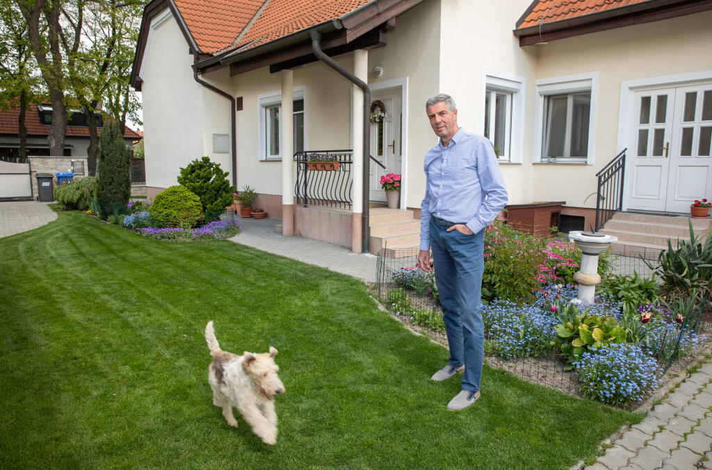 Na snímke je bývalý politik Béla Bugár vo svojom rodinnom dome v Šamoríne kde býva už 35 rokov Na záhrade pestuje rôzne druhy zeleniny aj vinič.
