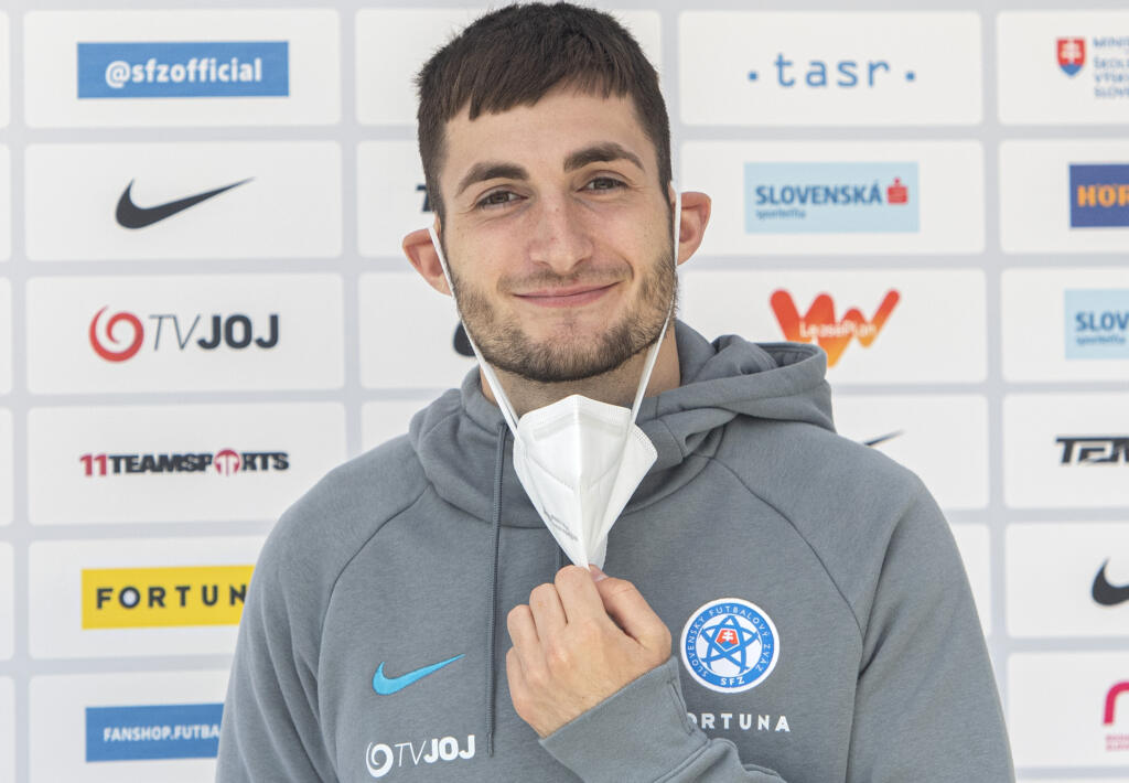 Na snímke slovenský futbalový reprezentant Matúš Bero počas brífingu s novinárm.