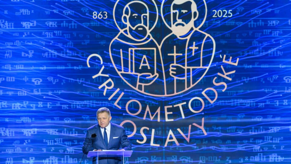 Na snímke predseda vlády SR Robert Fico (Smer-SD) počas galavečera v rámci osláv sviatku Cyrila a Metoda na Devíne v Bratislave 5. júla 2025. Hrad Devín v Bratislave je v sobotu opäť miestom celoslovenských cyrilo-metodských osláv. Pre návštevníkov bol pripravený celodenný program, ktorý priblížil históriu, umenie, zvyky, ľudovú tvorivosť, pripravené boli aj ekumenické bohoslužby. Podujatie má priblížiť význam štátneho sviatku svätých Cyrila a Metoda. Brány areálu sa otvorili o 11.00 h. FOTO TAS
