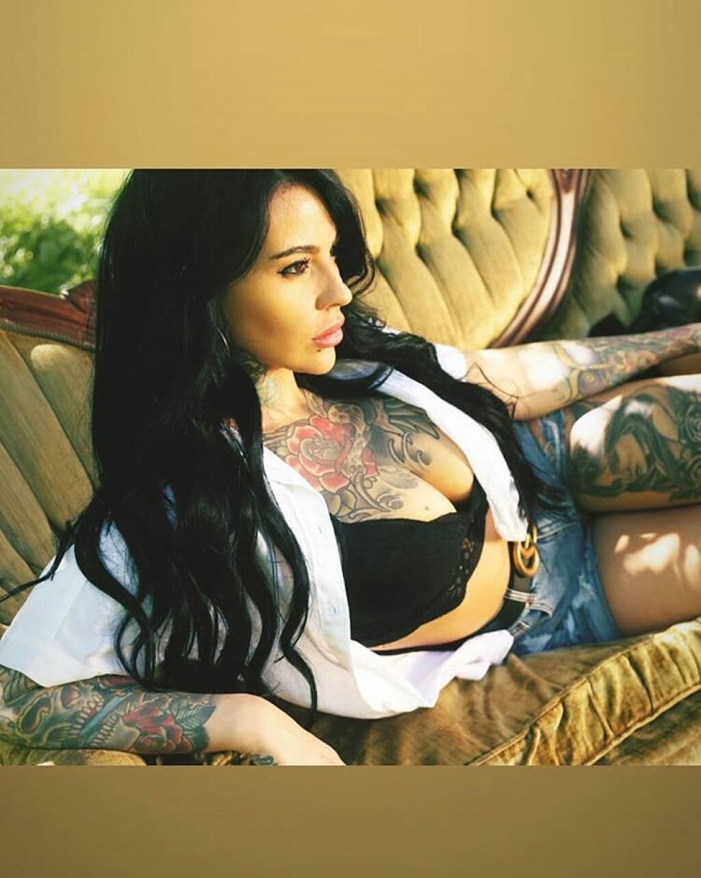 Zahra Schreiber sa preslávil niekoľkými škandálmi. Teraz sa živí erotickými zábermi.