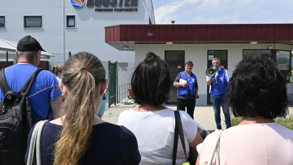 Na snímke v pozadí vpravo predseda Rady OZ KOVO Emil Machyna sa prihovára k zamestnancom strojárskej spoločnosti Booster Precision Components počas brífingu odborárov so zamestnancami, 8. júna 2021 v Beluši. Zamestnanci závodu Booster Precision Components plánujú pre spor v kolektívnom vyjednávaní vstúpiť 10. júna 2021 do ostrého štrajku. FOTO TASR - Radovan Stoklasa