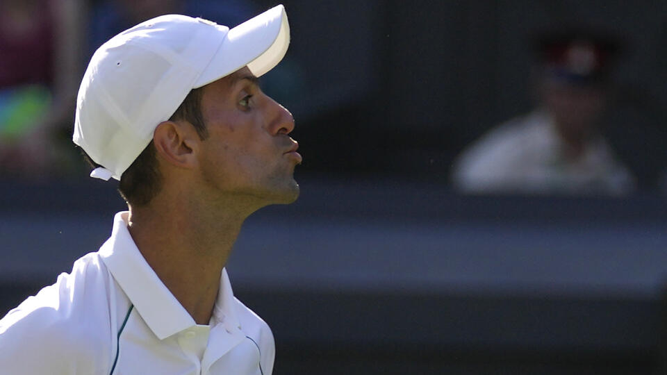 PK 28 Londýn - Na snímke srbský tenista Novak Djokovič posiela bozk publiku po výhre nad Britom Cameronom Norriem v semifinále dvojhry mužov na grandslamovom tenisovom turnaji Wimbledon v Londýne 8. júla 2022. Najvyššie nasadený obhajca titulu Djokovič zdolal v semifinále turnajovú deviatku, domáceho Brita Camerona Norrieho 2:6, 6:3, 6:2, 6:4. FOTO TASR/AP
Serbia's Novak Djokovic blows kisses to the crowd as he celebrates after beating Britain's Cameron Norrie in a men's singles semifinal on da