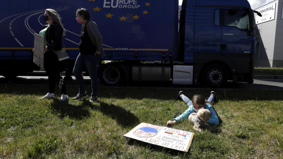 KK39 Folmava - Pendleri protestujú proti súčasným opatreniam, ktoré zaviedla vláda na zastavenie šírenia koronavírusu na hraničnom priechode s Nemeckom v českom meste Folmava 1. mája 2020. FOTO TASR/AP
Cross border commuters protest the current measures that are in place to stem the spread of the coronavirus at the border crossing with Germany in Folmava, Czech Republic, Friday, May 1, 2020. Commuters demand an end to mandatory coronavirus tests or to be reimbursed for the cost. (AP Photo/Petr