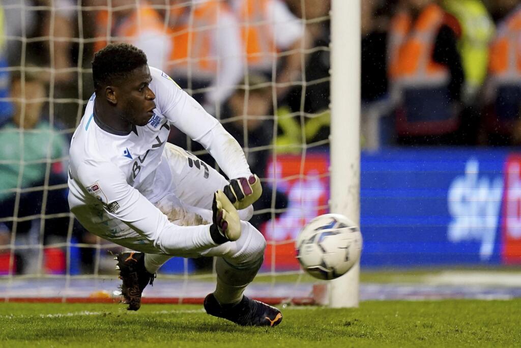 Brankár Nottinghamu Forest Brice Samba chytá penaltu počas jedenástkového rozstrelu v zápase proti Sheffieldu.