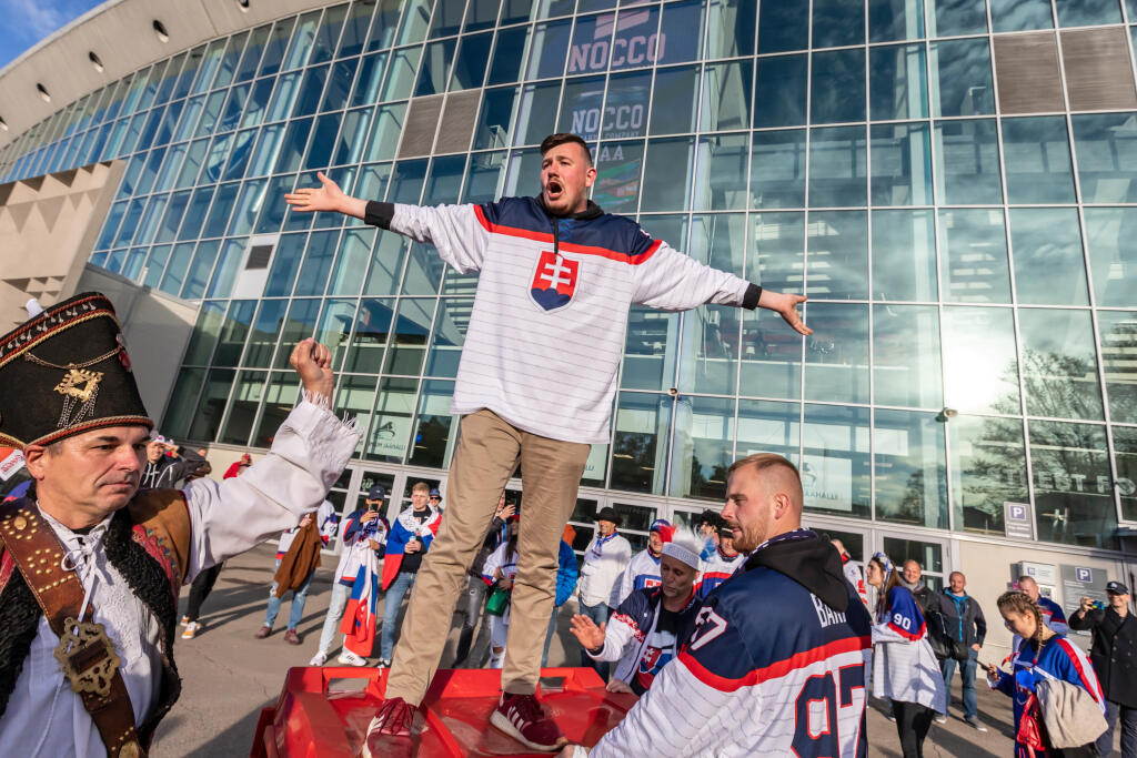 Na snímke sú slovenskí fanúšikovia pred piatym zápasom základnej skupiny MS 2022 v Helsinkách, v ktorom nastúpili slovenskí hokejisti proti Kazachstanu.
