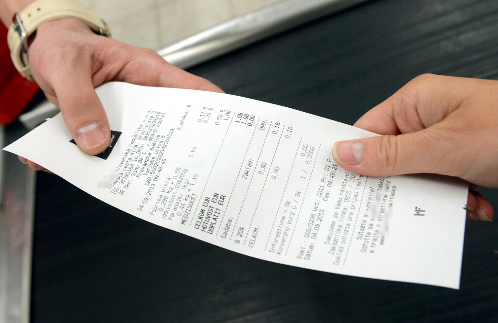 Prvá registrácia bločkov do Národnej bločkovej lotérie bude možná od 16. septembra. V lotérii sú použiteľné bločky vydané za nákup v obchodoch od 1. septembra, nie však staršie ako dva mesiace. Ich hodnota musí byť minimálne jedno euro. Prvé žrebovanie sa uskutoční 30. septembra. Na snímke bloček z predajne v Košiciach 10. septembra 2013. FOTO TASR - František Iván