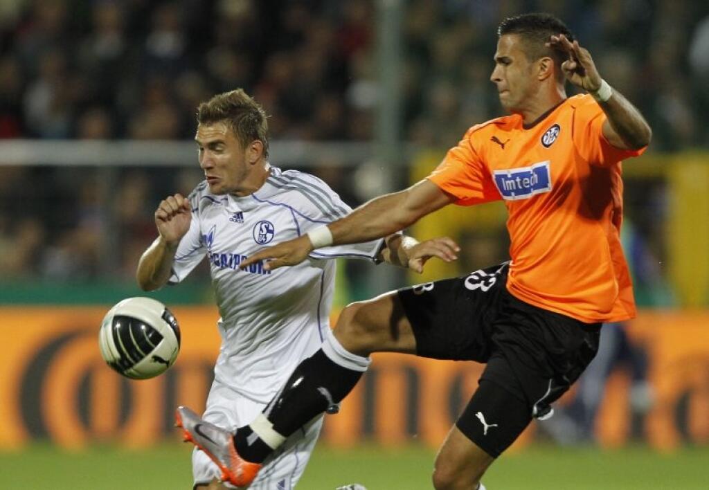 Na archívnej snímke Erik Jendrišek (vľavo) v drese nemeckého bundesligistu Schalke 04..