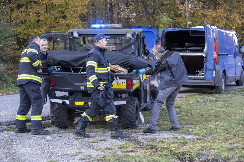 Na snímke hasiči a policajti vynášajú telo tragicky zosnulého hokejistu Dušana Pašek.