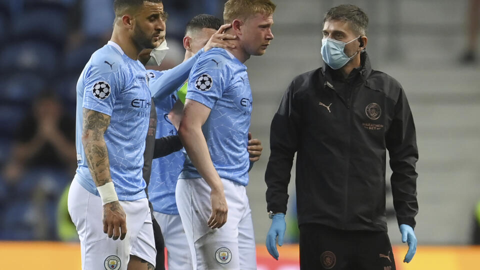 KK94 Porto - Na snímke zranený futbalista Kevin De Bruyne z Manchestru City odchádza z ihriska počas finálového zápasu Ligy majstrov Manchester City - Chelsea Londýn na Estadio do Dragao 29. mája 2021 v Porte. FOTO TASR/AP
Manchester City's Kevin De Bruyne, center, leaves the pitch after injured during the Champions League final soccer match between Manchester City and Chelsea at the Dragao Stadium in Porto, Portugal, Saturday, May 29, 2021. (David Ramos/Pool via AP)