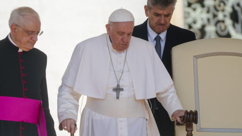 JB 14 Vatikán - Pápež František kráča s paličkou počas jeho príchodu na generálnu audienciu na Námestí svätého Petra vo Vatikáne 1. júna 2022. FOTO TASR/AP
Pope Francis walks with a cane as he arrives for his weekly general audience in St. Peter's Square at The Vatican, Wednesday, June 1, 2022. (AP Photo/Gregorio Borgia)