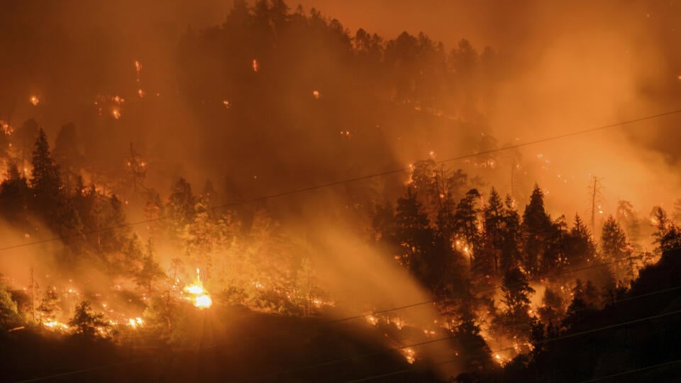 KK19 Bitsch - Na snímke dym a plamene z horiaceho lesa nad švajčiarskymi obcami Bitsch a  Ried-Mörel 17. júla 2023. FOTO TASR/AP
Smoke and flames are seen from a burning forest above the communes of Bitsch and Ried-Moerel, in Bitsch, Switzerland, Monday, July 17, 2023. A forest fire broke out above Bitsch/Ried-Moerel in the Upper Valais on Monday. Firefighters and two helicopters were deployed in the early evening to fight the flames. (Jean-Christophe Bott/Keystone via AP)