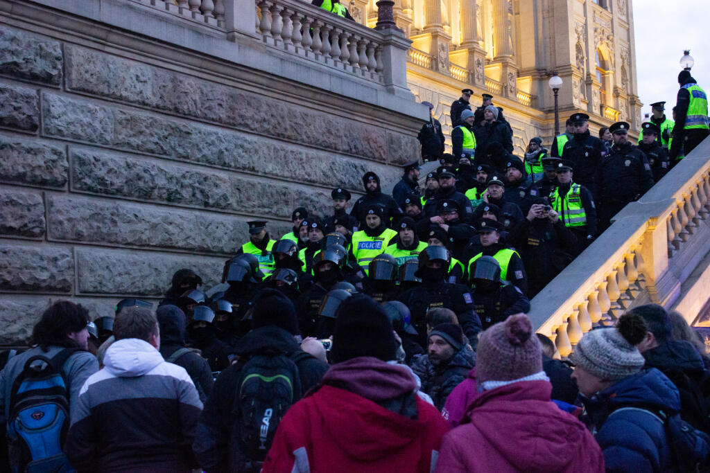 Na snímke demonštranti z protivládneho protestu Česko proti biede sa pokúšajú vniknúť do budovy Národného múzea v Prahe. Praha, 11. marca 2023. FOTO TASR - Barbora Vizváryová