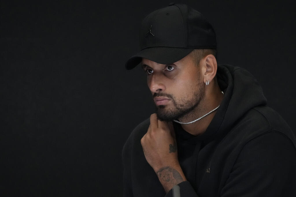 EBE 6 Melbourne - Na snímke austrálsky tenista Nick Kyrgios na tlačovej konferencii, kde oznámil, že sa odhlásil z úvodného grandslamového turnaja roka Australian Open pre zranenie kolena v pondelok 16. januára 2023. Vlaňajší wimbledonský finalista mal v utorok nastúpiť v prvom kole dvojhry proti Rusovi Romanovi Saffjulinovi. FOTO TASR/AP
Australia's Nick Kyrgios reacts as he announces his withdrawal from the Australian Open with a knee injury at a press conference in Melbourne, Australia, Mond