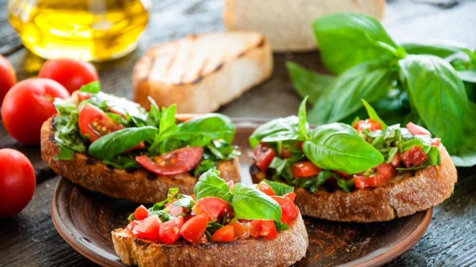 Bruschetta z paradajok je výborné predjedlo.