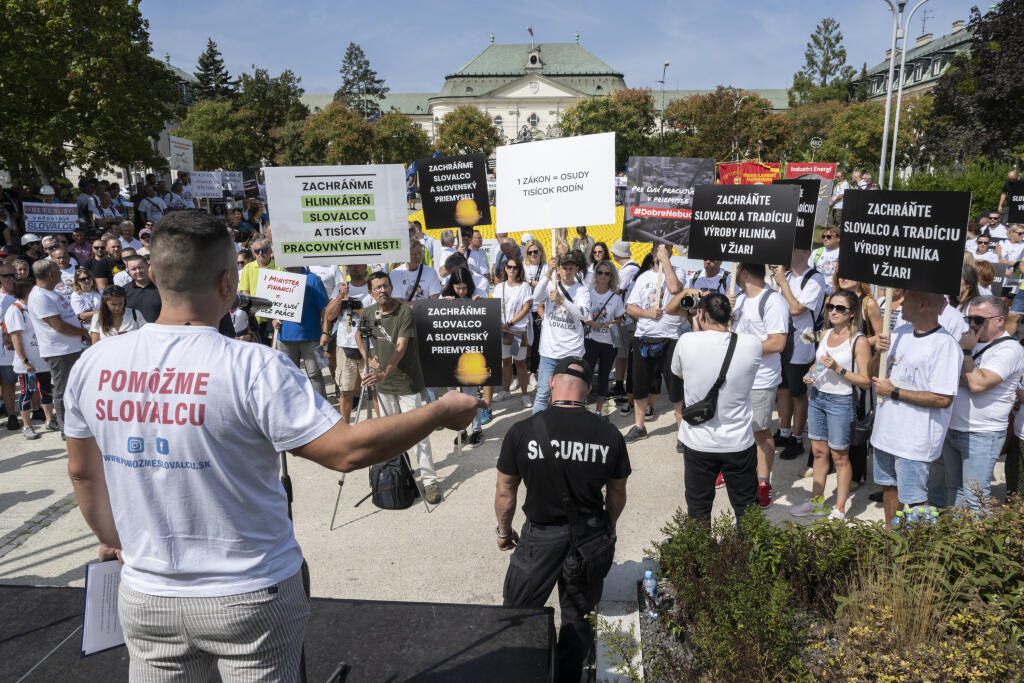 Protestné zhromaždenie iniciatívy Pomôžme Slovalcu