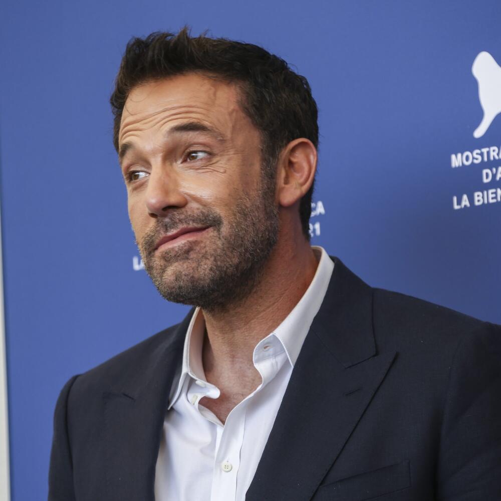 EBE 24 Benátky - Na snímke americký herec Ben Affleck (gróf Peter II. z Alençonu, nazývaný Ušľachtilý) počas fototermínu k historickému filmu Posledný súboj na 78. ročníku medzinárodného filmového festivalu v Benátkach 10. septembra 2021. FOTO TASR/AP
Ben Affleck poses for photographers at the photo call for the film 'The Last Duel' during the 78th edition of the Venice Film Festival in Venice, Italy, Friday, Sept. 10, 2021. (Photo by Joel C Ryan/Invision/AP)