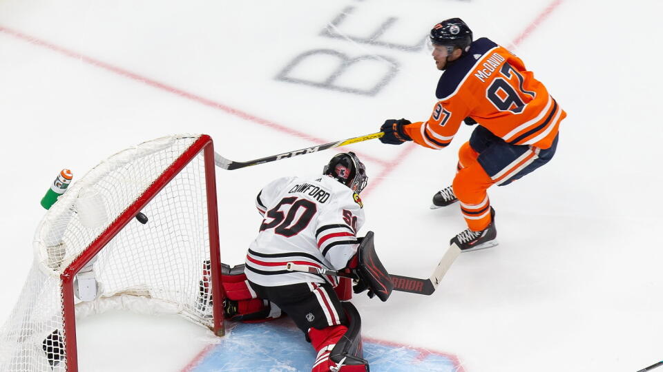 KK7 Edmonton - Connor McDavid (97) z Edmontonu Oilers strieľa gól brankárovi Chicaga Blackhawks Corayovi Crawfordovi v druhom zápase predkola play off zámorskej NHL 3. augusta 2020 v Edmontone. FOTO TASR/AP
Edmonton Oilers' Connor McDavid (97) scores against Chicago Blackhawks goaltender Corey Crawford (50) during first-period NHL hockey Stanley Cup qualifying round game action in Edmonton, Alberta, Monday, Aug. 3, 2020. (Codie McLachlan/The Canadian Press via AP)