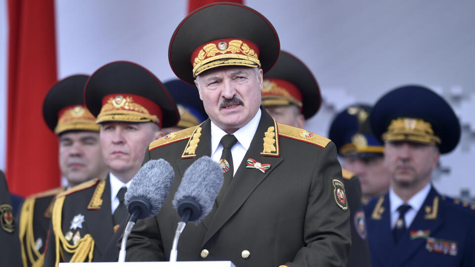 WA 17 Minsk - Bieloruský prezident Alexander Lukašenko počas prejavu na vojenskej prehliadke pri príležitosti 75. výročia porážky nacistického Nemecka v Minsku v sobotu 9. mája 2020. Prehliadka sa uskutočnila aj napriek pandémii koronavírusu. FOTO TASR/AP
Belarusian President Alexander Lukashenko, center, gives a speech during a military parade that marked the 75th anniversary of the allied victory over Nazi Germany, in Minsk, Belarus, Saturday, May 9, 2020. (Sergei Gapon/Pool Photo via AP)