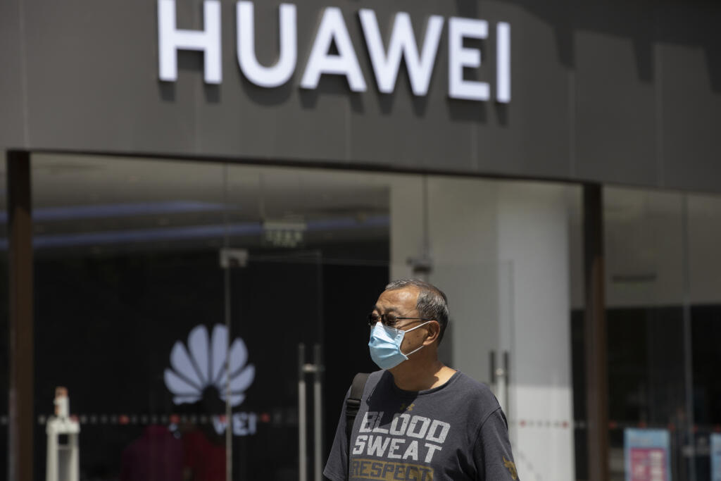 Čínskemu technologickému gigantovi Huawei sa v predaji smartfónov darí aj bez služieb Google.