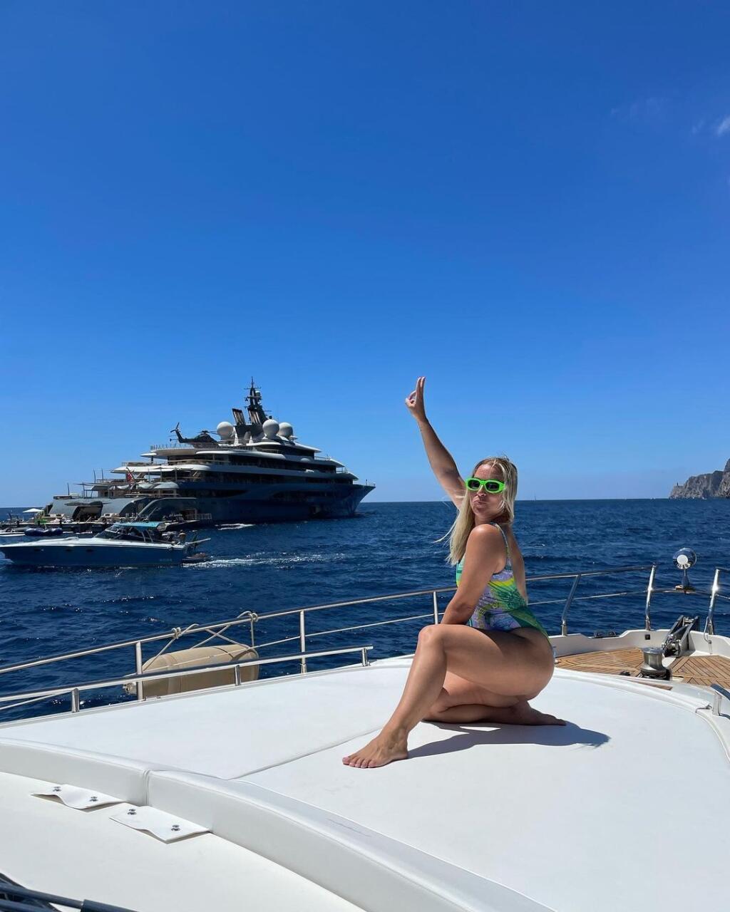 Cibulková si užívala letné počasie na Capri a už tradične ukázala svoje krivky.