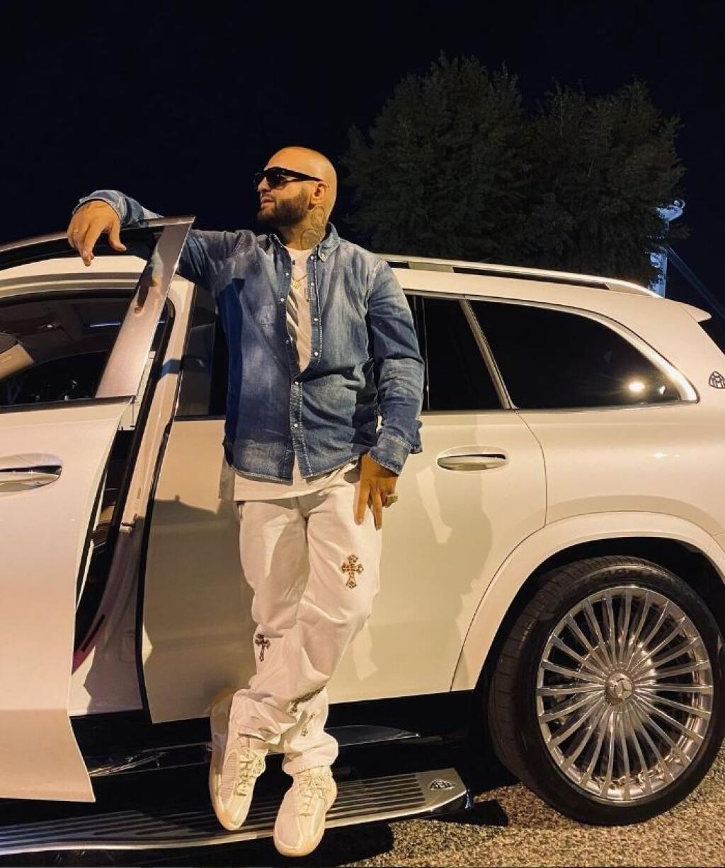 Rytmus patrí medzi našich najbohatších raperov. Na Instagrame sa prezentuje luxusom a rád hovorí, že práve takto motivuje mladých ľudí, aby sa dostali zhora nadol.