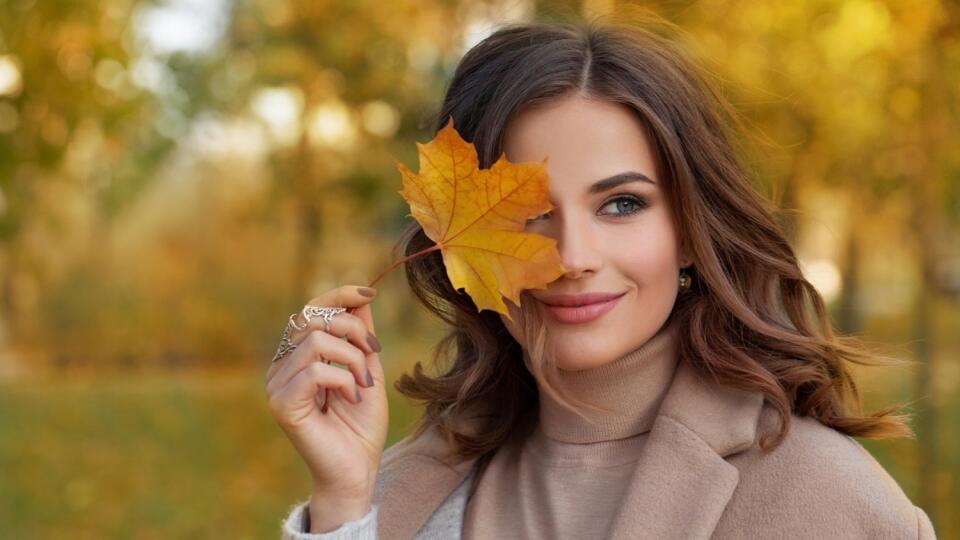 Outdoor,Atmospheric,Lifestyle,Portrait,Of,Young,Beautiful,Lady.,Warm,Autumn