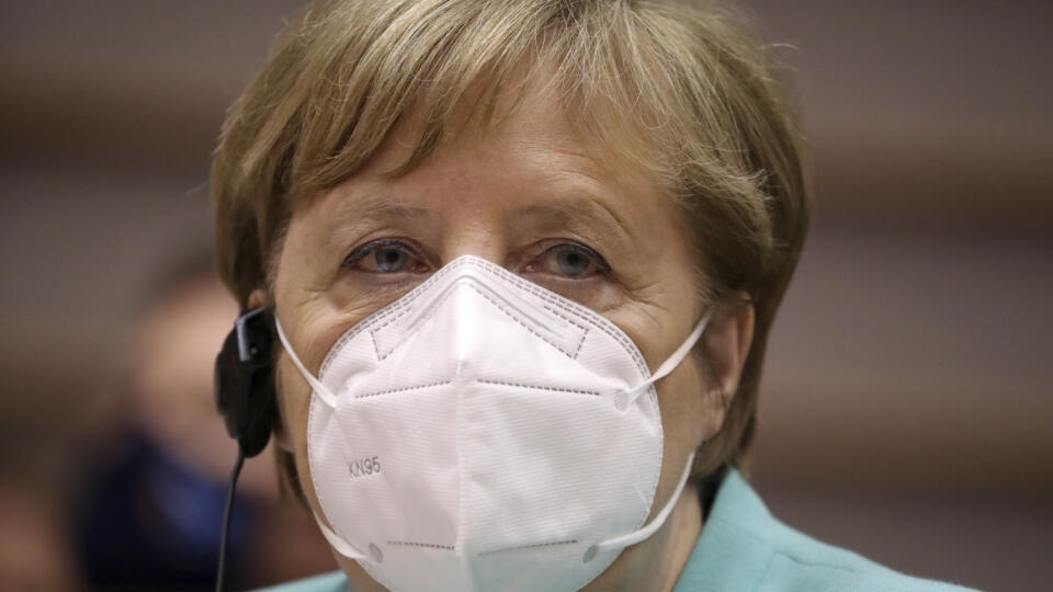 EBE 24 Brusel - Na snímke nemecká kancelárka Angela Merkelová s ochranným rúškom počas plenárneho zasadnutie Európskeho parlamentu v Bruseli 8. júla 2020. Nemecko prevzalo rotujúce predsedníctvo Európskej únie. FOTO TASR/AP
German Chancellor Angela Merkel wears a facemask, to protect against the coronavirus, as she prepares to address a plenary session at the European Parliament in Brussels, Wednesday, July 8, 2020. Germany has just taken over the European Union's rotating presidency, and must c
