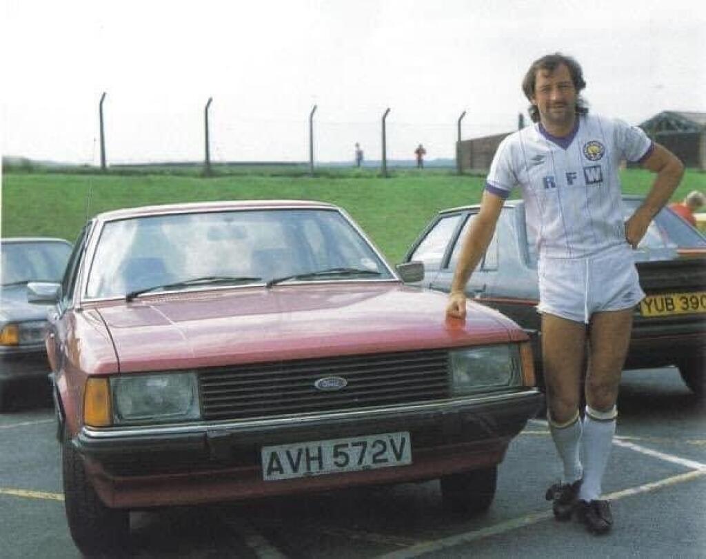 Bývalý anglický futbalový reprezentant Frank Worthington zomrel po krátkej chorobe vo veku 72 rokov. V utorok to oznámila jeho rodina.