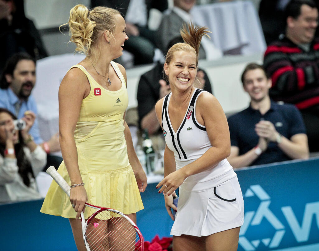 Na snimke zlava svetova zenska tenisova jednotka Caroline Wozniacki a slovenska zenska tenisova jednotka Dominika Cibulkova pocas exhibicneho tenisoveho zapasu TENNIS CLASSIC.