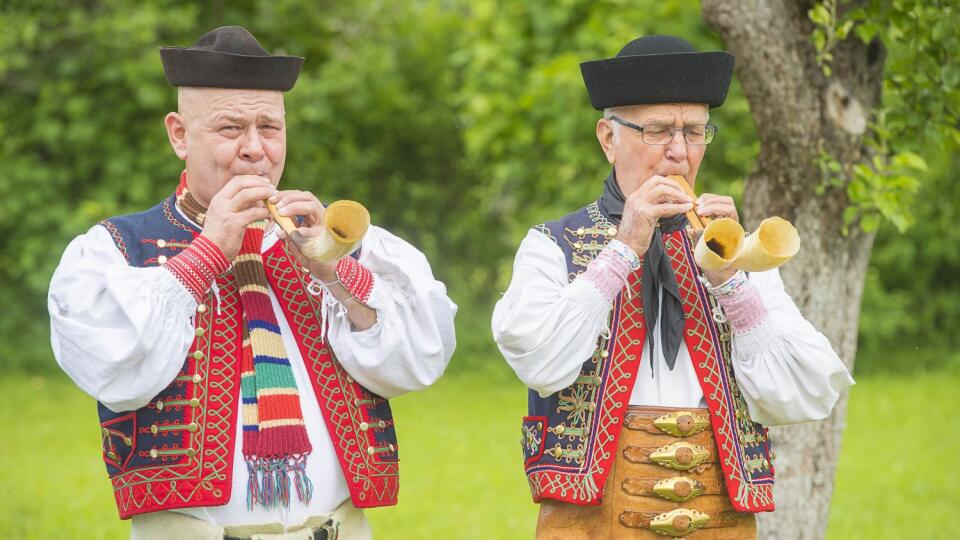 INOVÁCIA Alexander Gernát, vpravo, spojil dve gajdice a vznikla dvojgajdica.