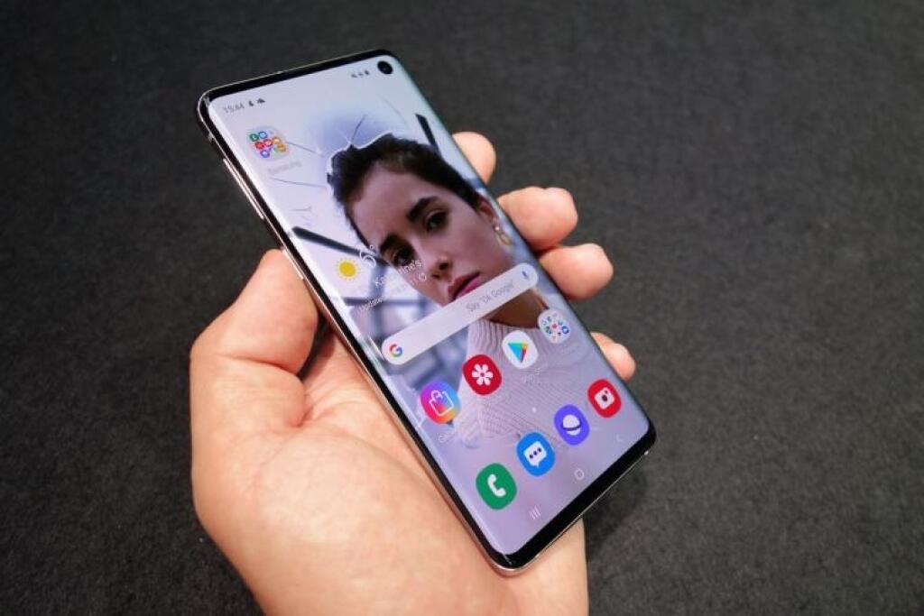 Galaxy S10 je tu v troch edíciách. Pridal tretí fotoaparát aj dieru v displeji