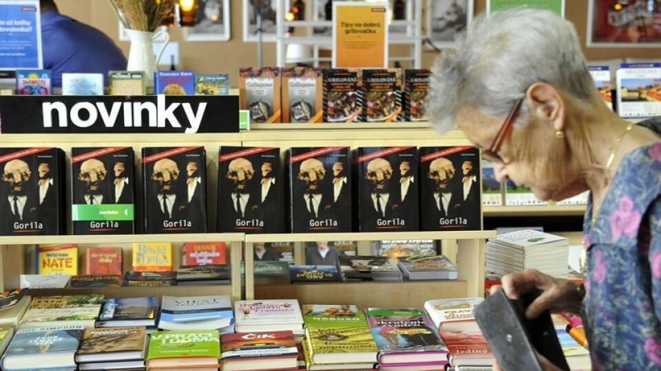 Na archívnej fotografii je kniha Gorila autora Toma Nicholsona, ktorej vydanie sa v roku 2012 pokúšali zastaviť.