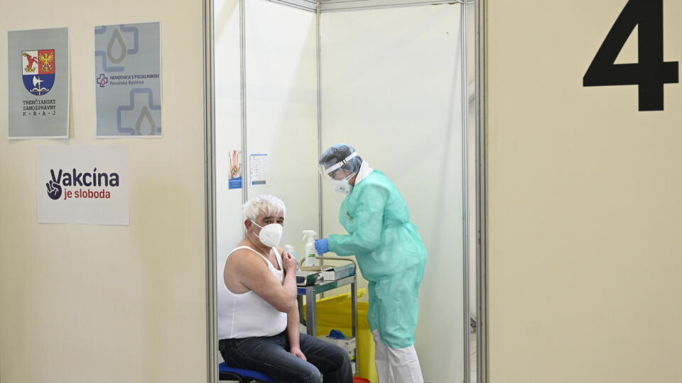 Doktorka očkuje muža proti koronavírusu v novootvorenom veľkokapacitnom krajskom vakcinačnom centre, 20. marca 2021 na výstavisku v Trenčíne. FOTO TASR - Radovan Stoklasa