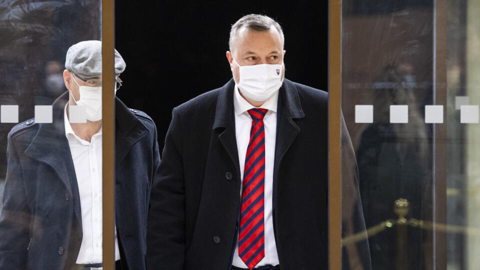 Na snímke minister práce, sociálnych vecí a rodiny SR Milan Krajniak (Sme rodina) prichádza na 43. rokovanie vlády SR v Bratislave 14. októbra 2020. FOTO TASR - Jaroslav Novák