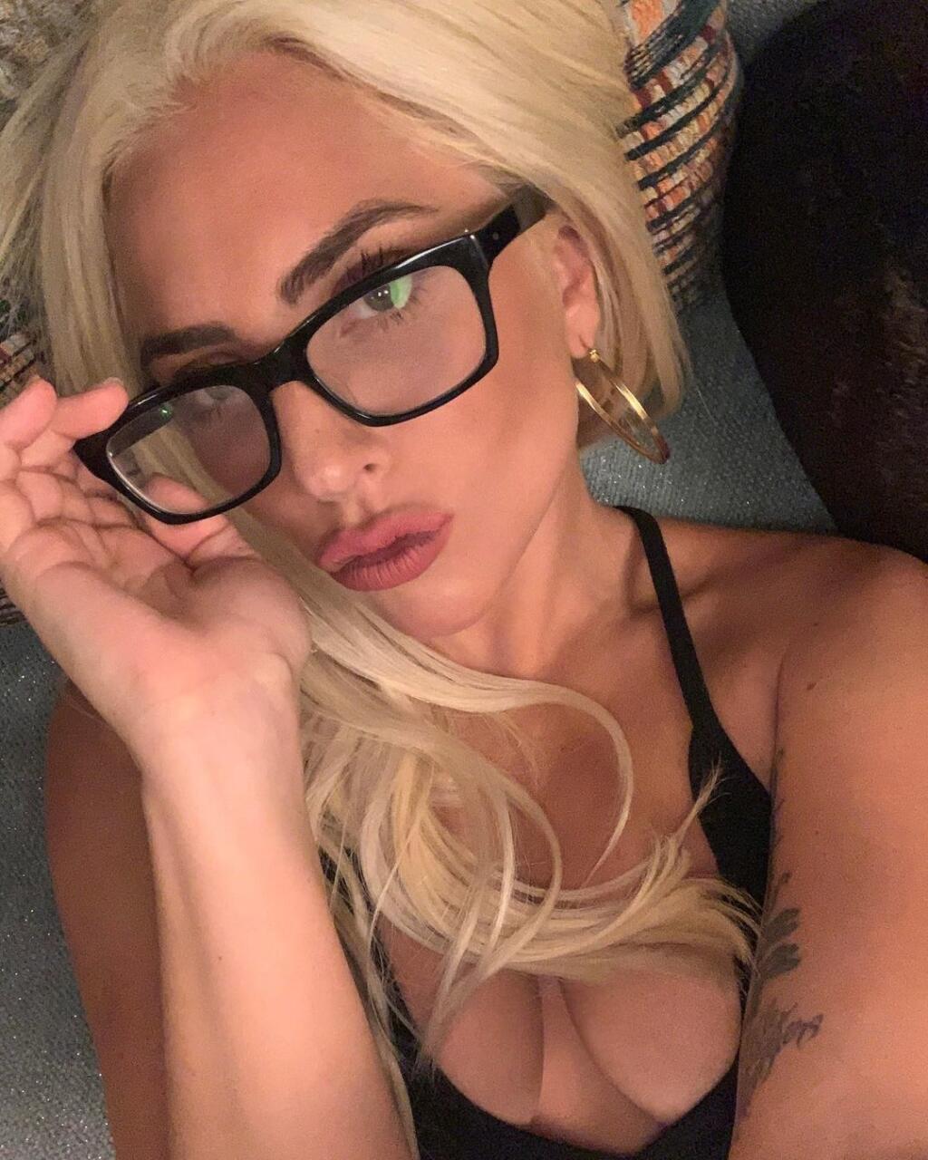 Lady Gaga v polohe sexi šéfky.