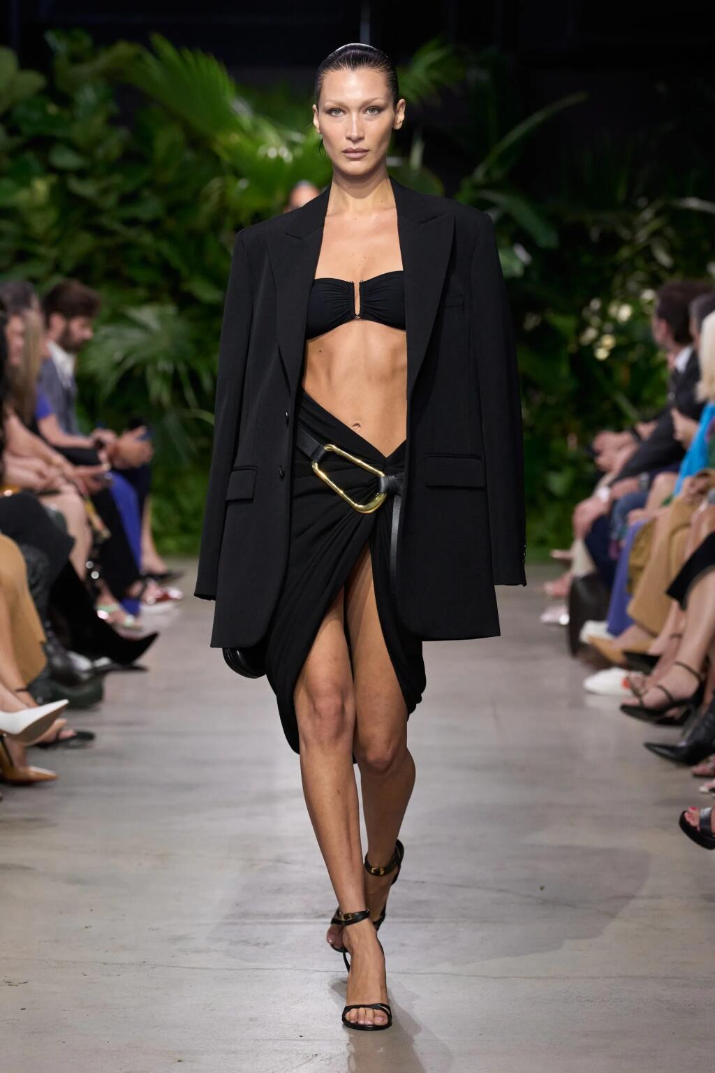 Bella Hadid v šatách Micael Kors.