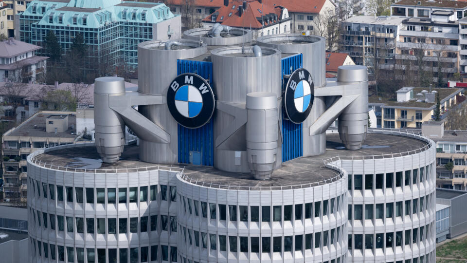 WA 31 archív Mníchov - Na archívnej snímke z 22. marca 2024 logo nemeckého výrobcu luxusných automobilov BMW na centrále spoločnosti v Mníchove. Firma BMW zaznamenala v treťom štvrťroku prudký prepad zisku, najmä v dôsledku slabého predaja v Číne a problémom s brzdovými systémami. Skupina BMW vykázala za tretí štvrťrok prevádzkový zisk vo výške 1,7 miliardy eur, čo je o 61 % menej ako v rovnakom období minulého roka, keď bol vo výške 4,352 miliardy eur. FOTO TASR/DPA
ARCHIV - 22.03.2024, Baye