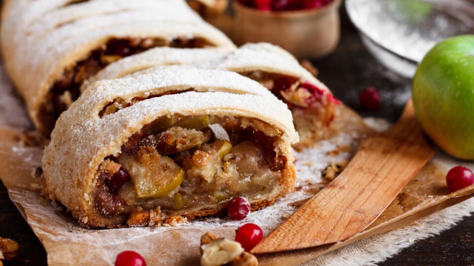 Apple,Strudel,With,Cranberries,And,Walnuts