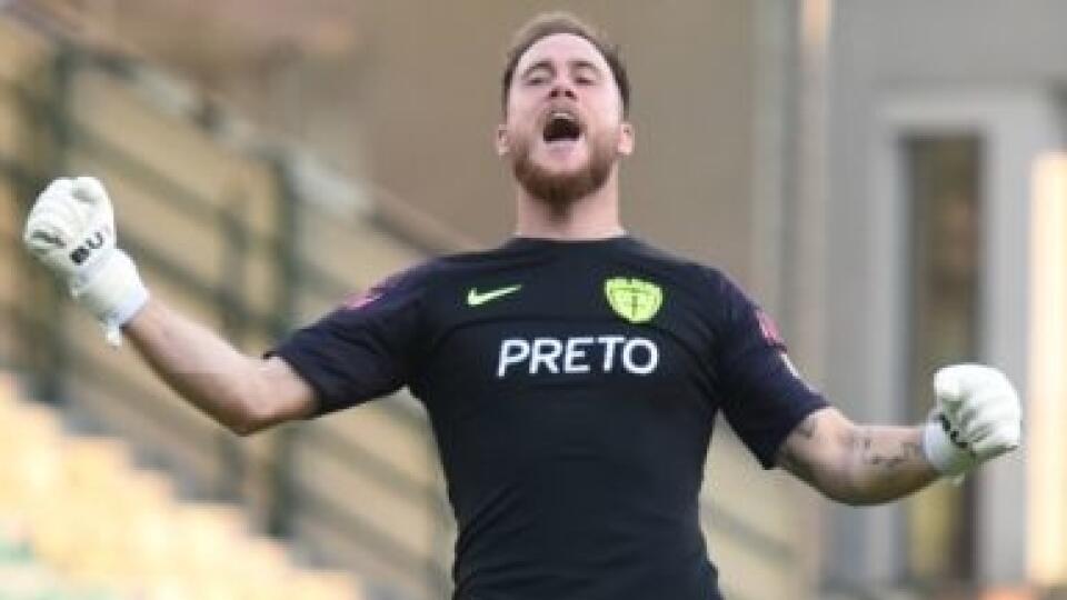 Slovenský brankár Dominik Holec podpísal vo štvrtok s českým futbalovým klubom Sparta Praha kontrakt na tri roky.