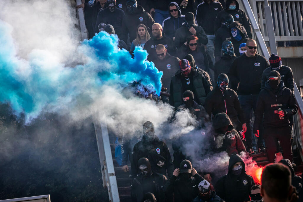 Na snímke je príchod fanúšikov ŠK Slovan Bratislava do Trnavy a ich eskorta na štadión FC Spartak Trnava.