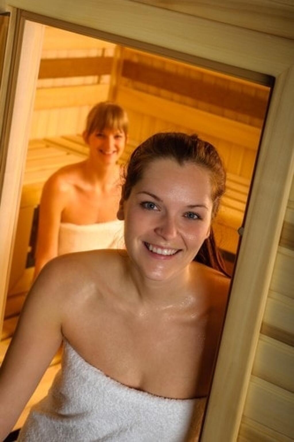 мы с сестрой моемся в бане голыми фото 103