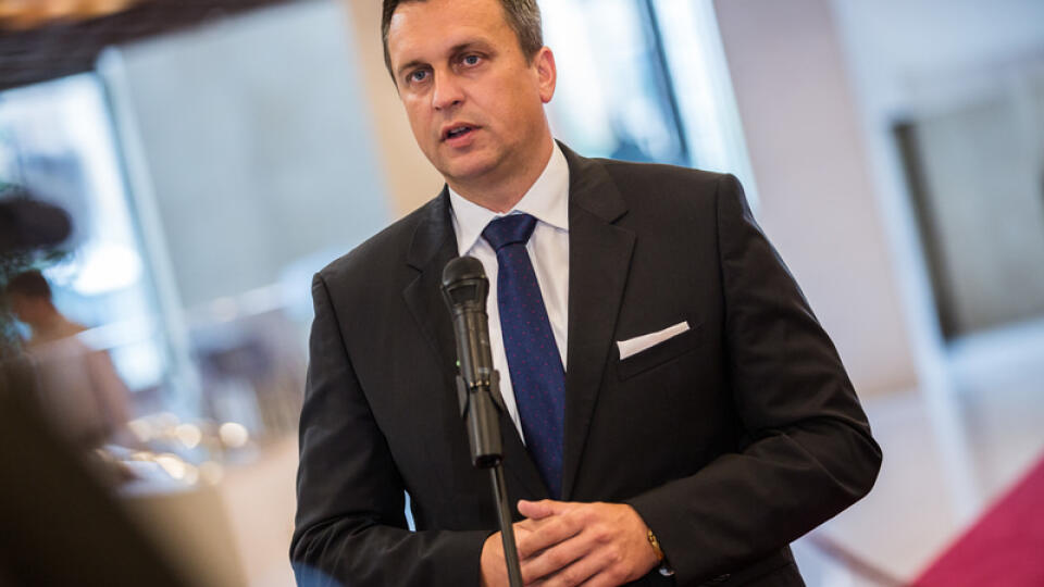 Šéf parlamentu Andrej Danko chce do škôl vrátiť brannú výchovu