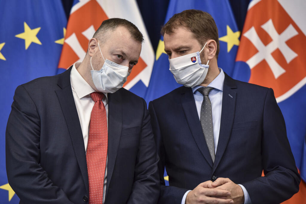 Zníženie odvodov do II. piliera zvažujú minister práce Milan Krajniak (vľavo) a minister financií Igor Matovič (OĽaNO).